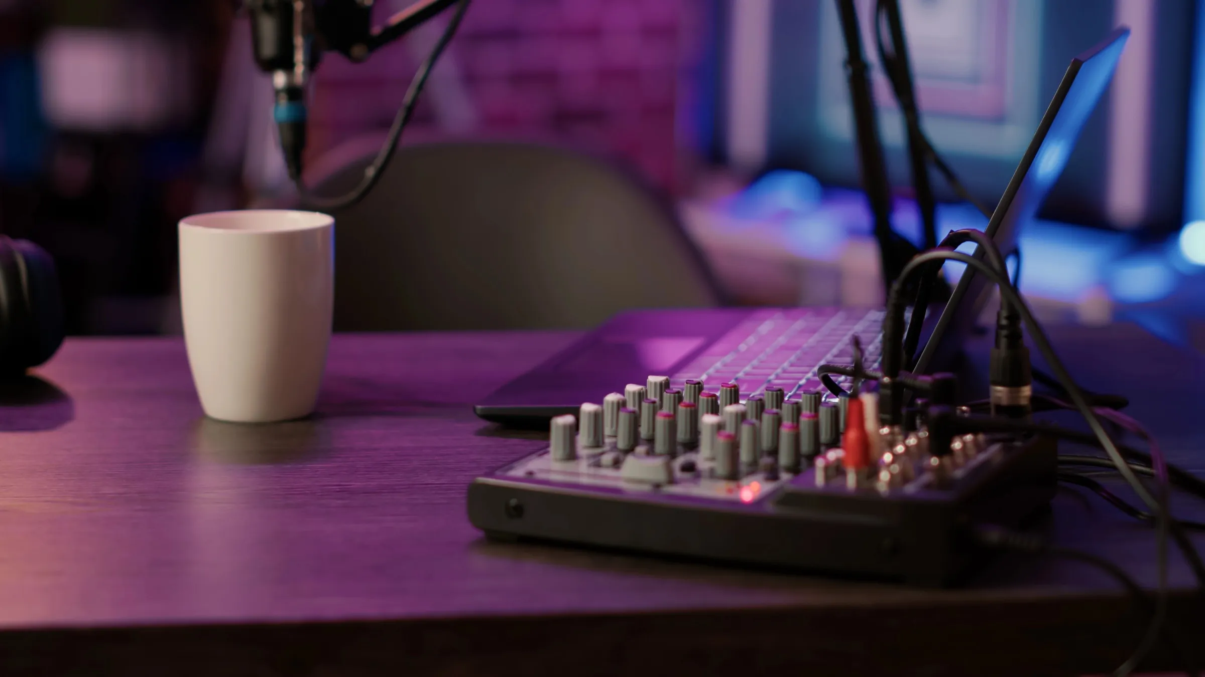 Mixer e tazza su una scrivania di registrazione