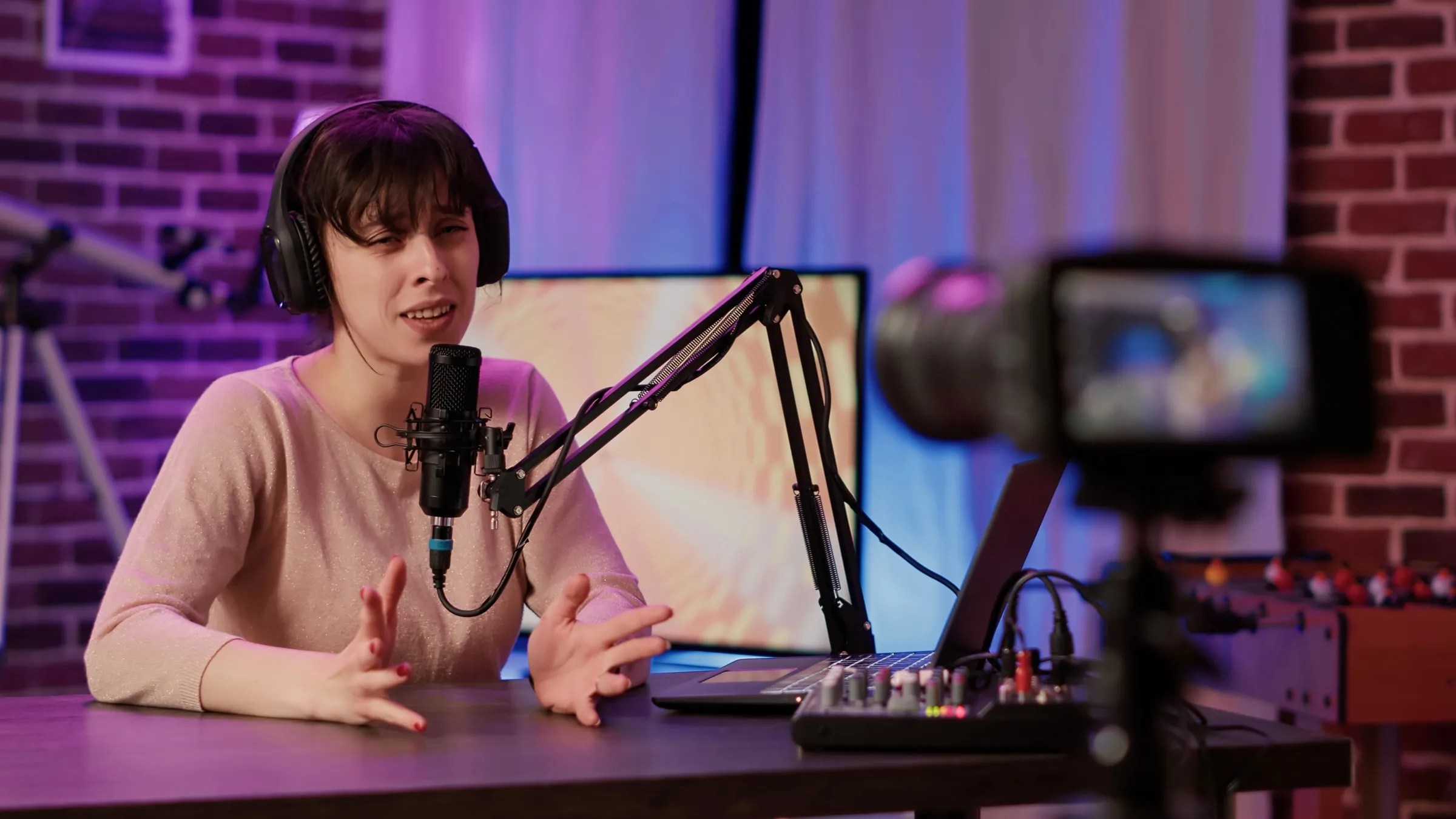 Una creator registra il suo podcast anche in video