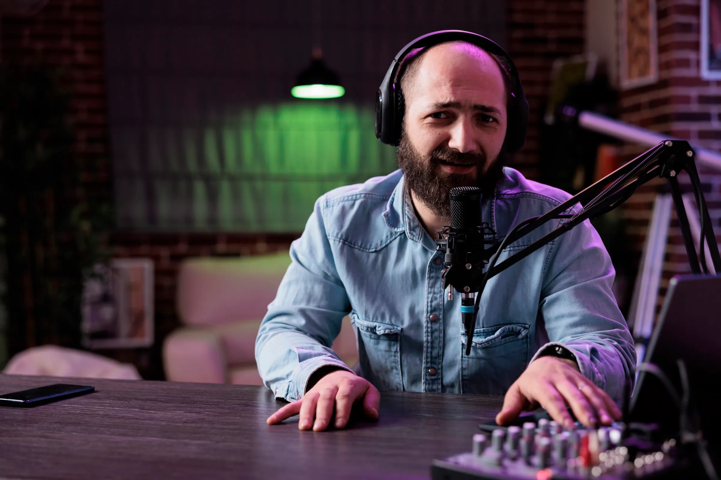 Un conduttore al mixer in uno studio di casa